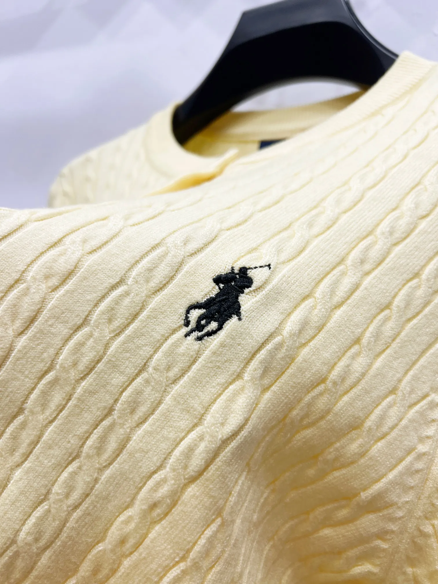 P180 Style number: (Q058) Ralph Lauren classic round neck solid color pony embroidered logo knitted cardigan long sleeves Ralph Lauren classic basic versatile twist knitted cardigan long sleeves Main supply platform live broadcast Wholesale entities Replenish when out of stock Not removed from the shelves Quality 1:1 version Complete three labels Correct version of pony logo Imported quality cotton yarn Focus on high-end Cost-effective Good quality Needless to say Zhao Lusi's same style is really amazing. It's so sweet. I'm so pretty. This cardigan is really good-looking. The upper body is simple and easy to wear. It's a must-have for goddess ootd. Good-looking clothes are never picky. A must-have in the wardrobe of goddesses. Size: S-XL. Color: black, apricot, gray, navy blue, red, white.